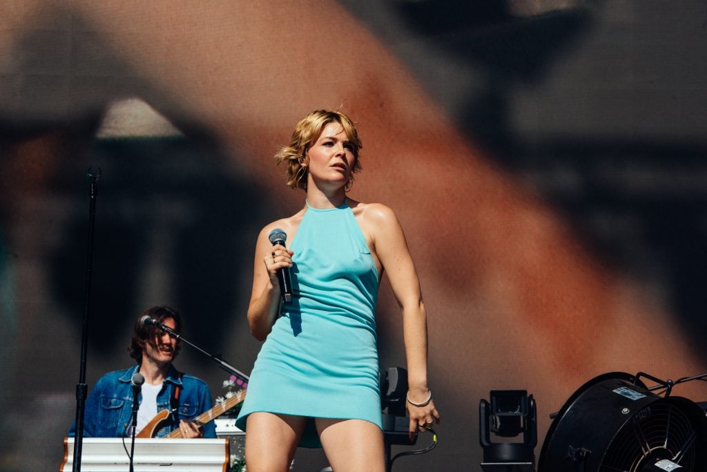 Maggie Rogers is acknowledged as royalty at Glastonbury 2023 - photos
