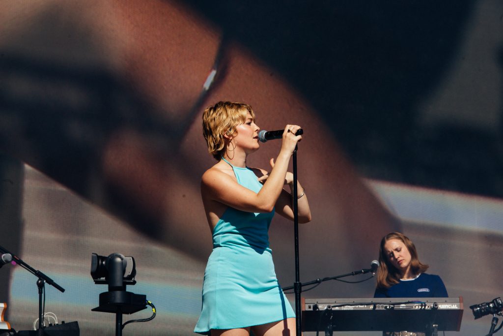Maggie Rogers is acknowledged as royalty at Glastonbury 2023 - photos