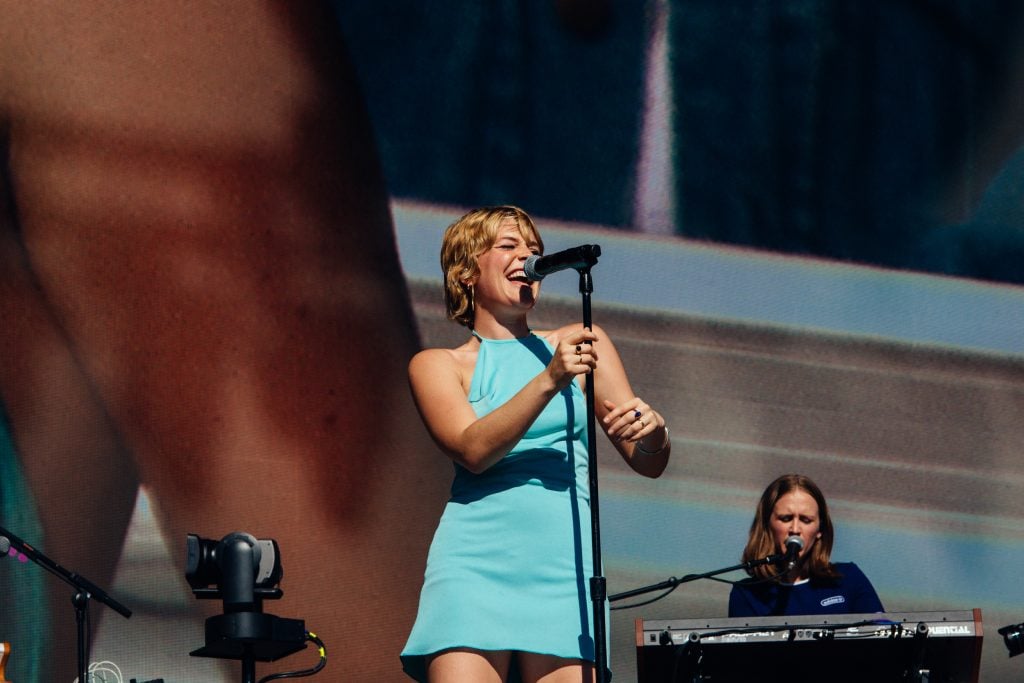 Maggie Rogers is acknowledged as royalty at Glastonbury 2023 - photos