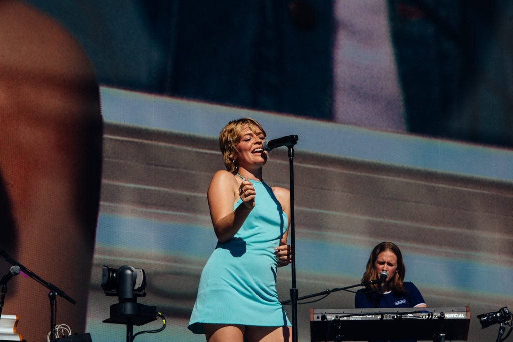 Maggie Rogers is acknowledged as royalty at Glastonbury 2023 - photos