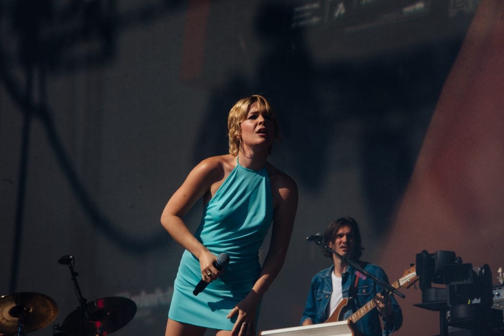 Maggie Rogers is acknowledged as royalty at Glastonbury 2023 - photos