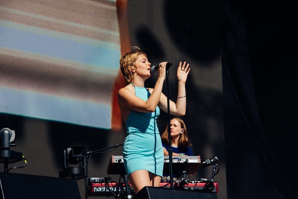 Maggie Rogers is acknowledged as royalty at Glastonbury 2023 - photos