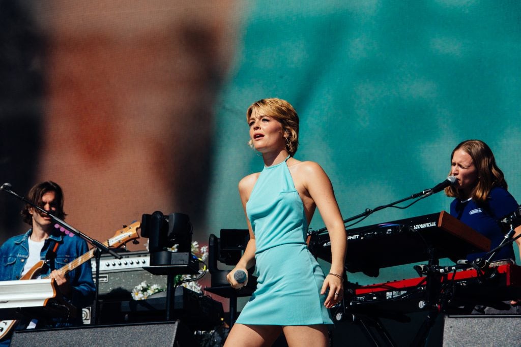 Maggie Rogers is acknowledged as royalty at Glastonbury 2023 - photos